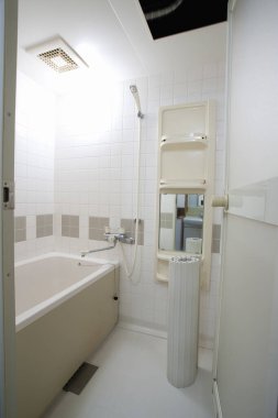 Beyaz renkli bir banyonun içinde.