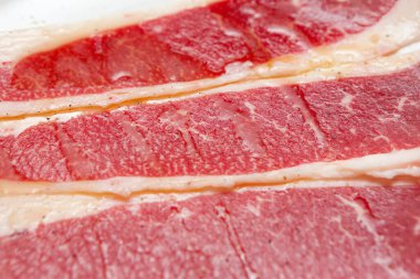 Mutfak masasında dilimlenmiş et tabağı, yakın görüş.