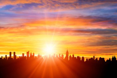 Gün batımında şehrin renkli görüntüsü ufuk çizgisi