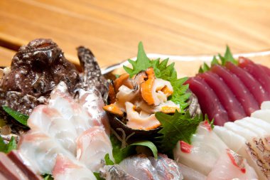 Lezzetli Asya yemeği manzarası, çiğ balık tabağı.