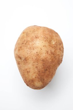 Beyaz arka planda taze patates yakın plan görüntüsü 