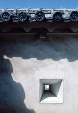 Geleneksel kiremit çatılı gölge desenli duvar penceresi