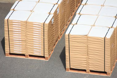 Kahverengi ambalaja sarılı beyaz kağıt çarşaflar.