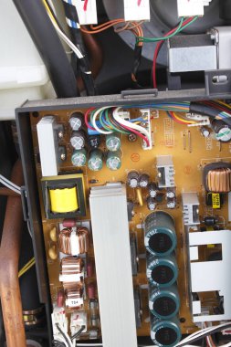 Cihazın içindeki elektronik devre kartı kablo bileşenlerini göster