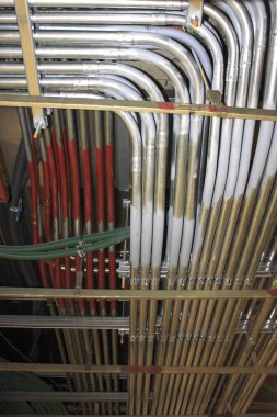 Borular ve makineler endüstriyel işlemler sırasında mekanik bir ortamda birbirine bağlı