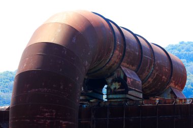 endüstriyel bölgede eski paslı metal boru      