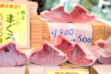 Piyasada taze çiğ balık