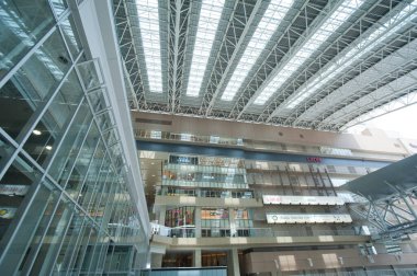 Gündüz vakti Osaka tren istasyonunun modern iç mekanı, Japonya