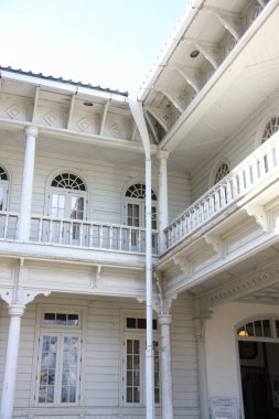 Şehirdeki eski evlerin gündüz manzarası 