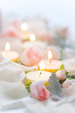 Çiçekli ve mumlu spa kompozisyonu