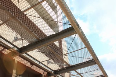 Mavi gökyüzü arkaplanı üzerine dış bina 