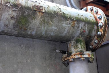 Suyu olan eski paslı boru, yakın plan.