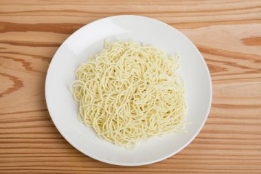 Tabakta makarna var. beyaz arkaplan.