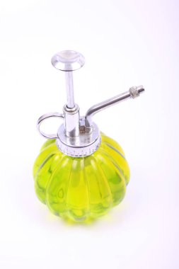 Beyaz arka planda parfüm şişesi. 