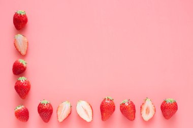 Pembe üzerine izole edilmiş taze çilekler.