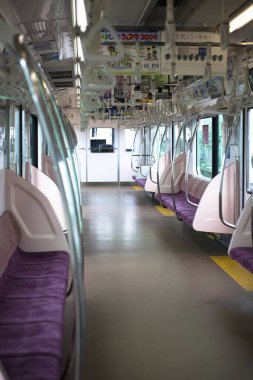 Tren istasyonunun modern iç kısımları kapanıyor.