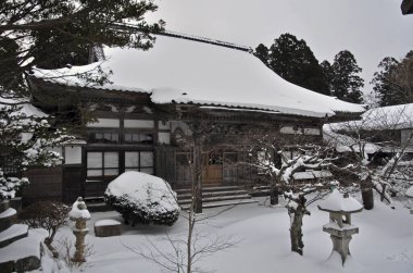 Japonya 'nın Hokkaido kentindeki karla kaplı antik Japon tapınağının manzaralı görüntüleri.