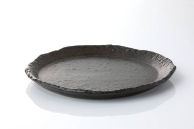 Beyaz zemin üzerinde siyah seramik kase izole