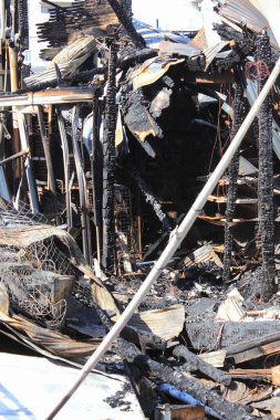 Şehir görünümünde yanan binadan geriye kalanlar  