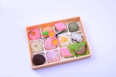 Hafif arkaplanda çeşitli tatlı kutuları      