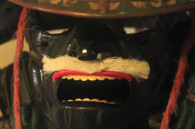 Yakın plan, beyaz bıyıklı geleneksel siyah maskeyi gösteriyor.