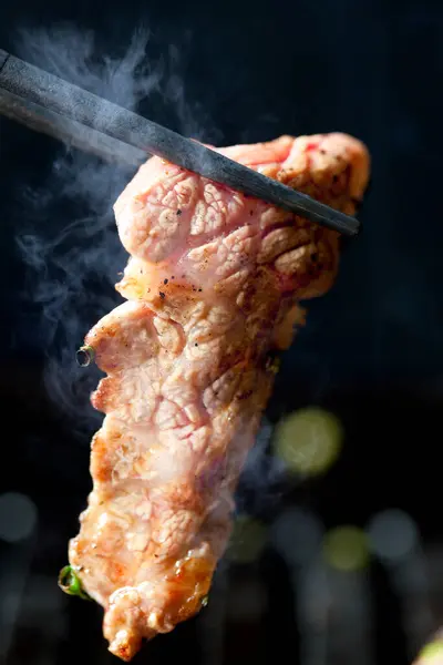 Close View Metal Tongs Delicious Meat Cooking Grill — Stock Photo, Image