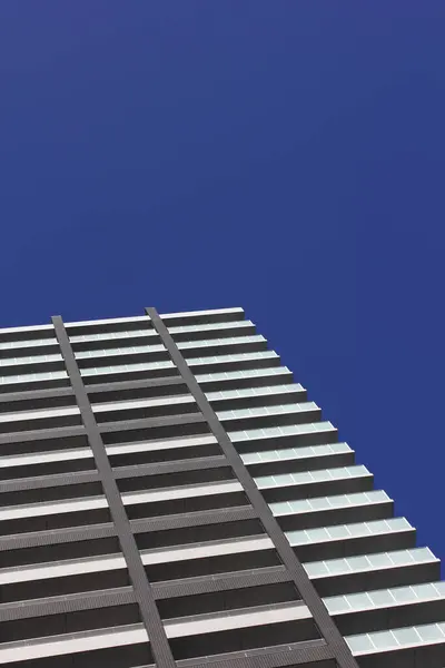 Fachada Del Edificio Contemporáneo Contra Cielo Azul — Foto de Stock