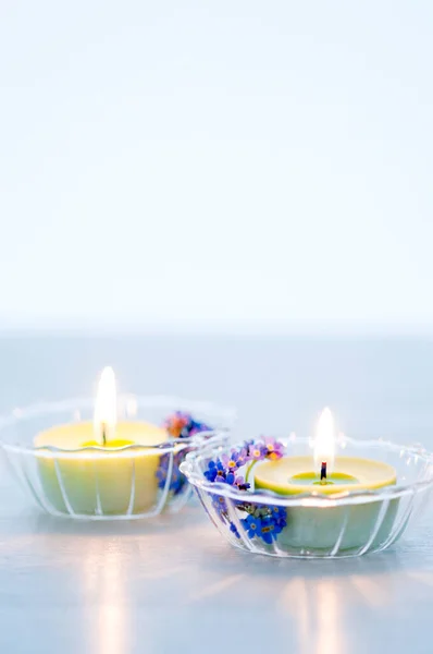 Brandende Kaarsen Een Blauwe Achtergrond — Stockfoto