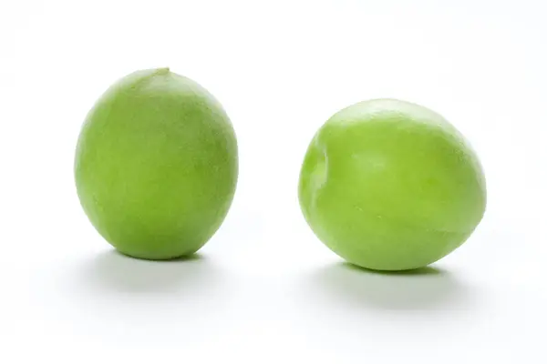 Gröna Plommon Frukter Vit Bakgrund — Stockfoto