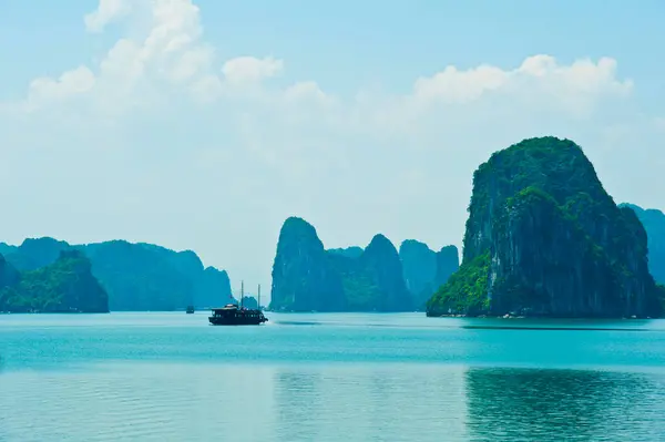Vista Panorámica Isla Roca Halong Bay Vietnam Sudeste Asiático — Foto de Stock