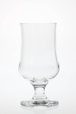 Beyaz arka plan üzerinde izole boş şeffaf cam