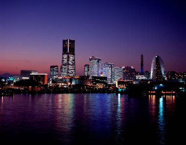 Japon şehrinin Aydınlanmış Mimarisinin Gece Manzarası 