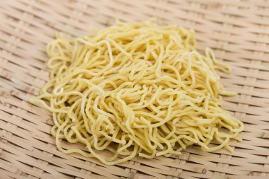 Arka planda bir kase hazır erişte, yakın plan.