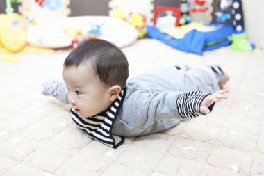 Evde oynayan sevimli Japon bebek. Küçük Asyalı bir çocuğun portresi 