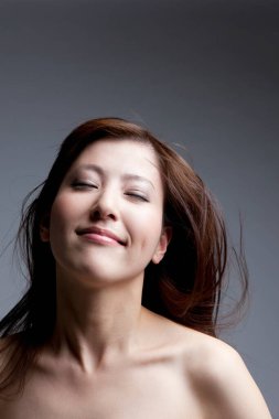 Genç ve güzel Asyalı bir kadının portresi.