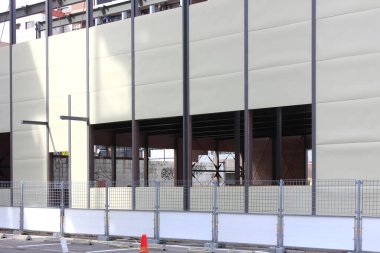 Gündüz saatlerinde kentsel alanda yeni bir ticari bina inşa ediliyor.