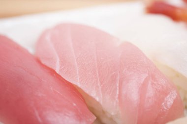 Taze ton balığı filetosu, sashimi, Japon usulü.