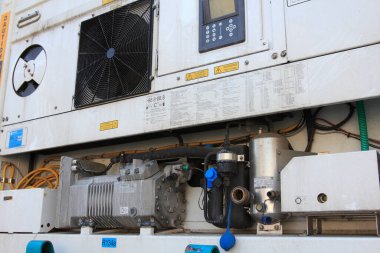 Endüstriyel soğutma ünitesi bileşenlerini ve kablo detaylarını gösteren yakın plan