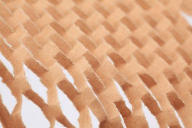 Beyaz arkaplan üzerindeki bal peteği paketleme kağıdının deseni