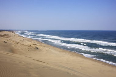 Dalgalar sahile çarpıyor. 