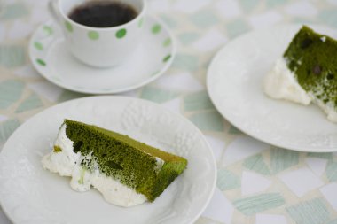 Masada çay ve krem şantili nefis kibrit kekin yakın plan görüntüsü.   