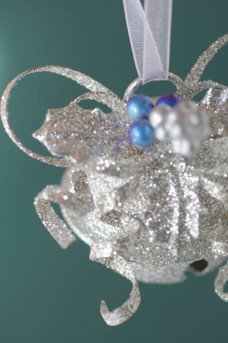 Parlak mavi ve gümüş Noel süslerinin yakın plan görüntüsü.          