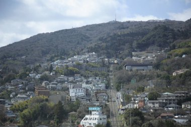 Dağdaki küçük bir kasabanın havadan görünüşü