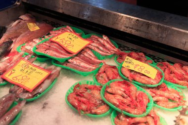 Pazarda satılık taze balık, manzarayı kapatın.