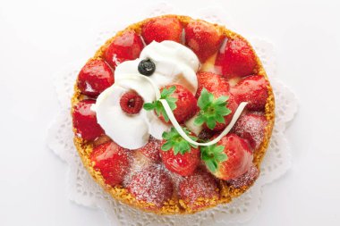 Arka planda çilekli lezzetli tart, yakın plan.