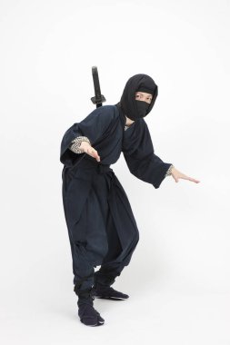 Sırtında katana olan geleneksel giysili genç Asyalı adam. 