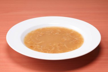 Bir kase lezzetli çorba masada servis edilir.