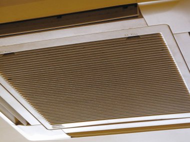 Metal ızgara ve filtreli tavan havalandırması.