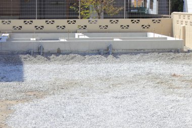 Çakıl ve beton blokları gösteren inşaat alanı