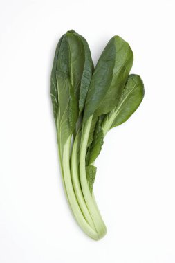 Taze yeşil ıspanak beyaz arkaplanda izole edilmiş